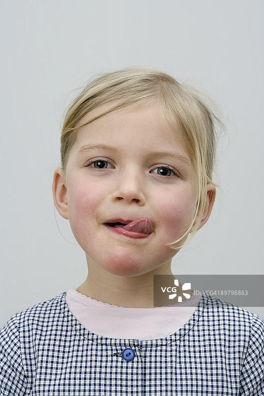 年轻女孩舔着嘴唇图片素材