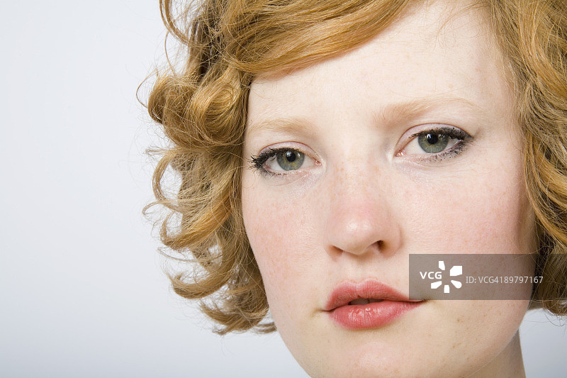 一头红色卷发的年轻女子肖像图片素材