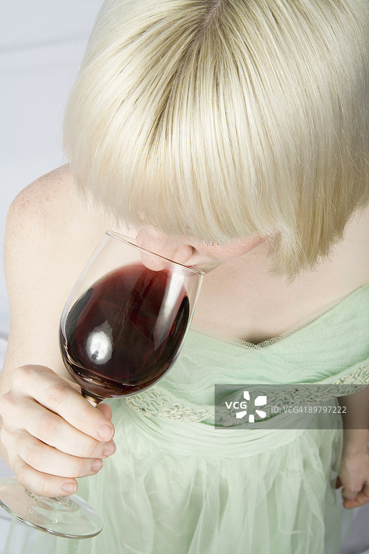 年轻女子在喝红酒图片素材