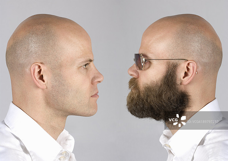 男人审视自己的数码合成图图片素材