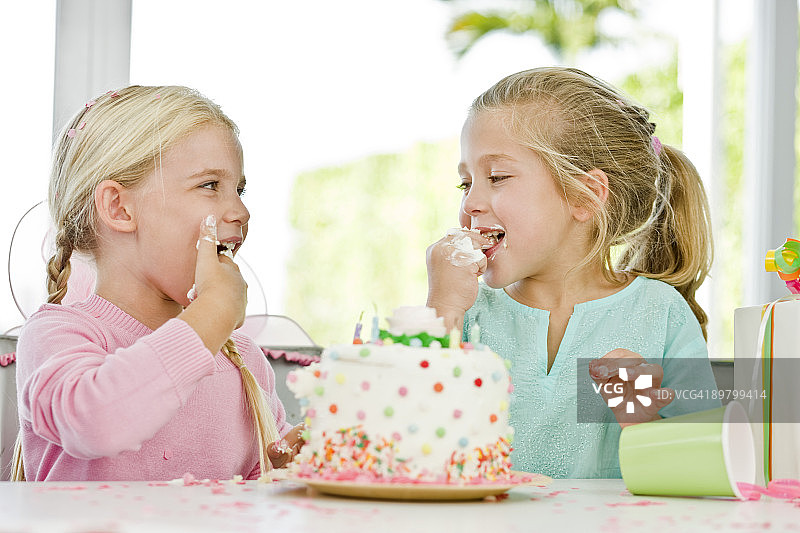 两个女孩吃生日蛋糕图片素材