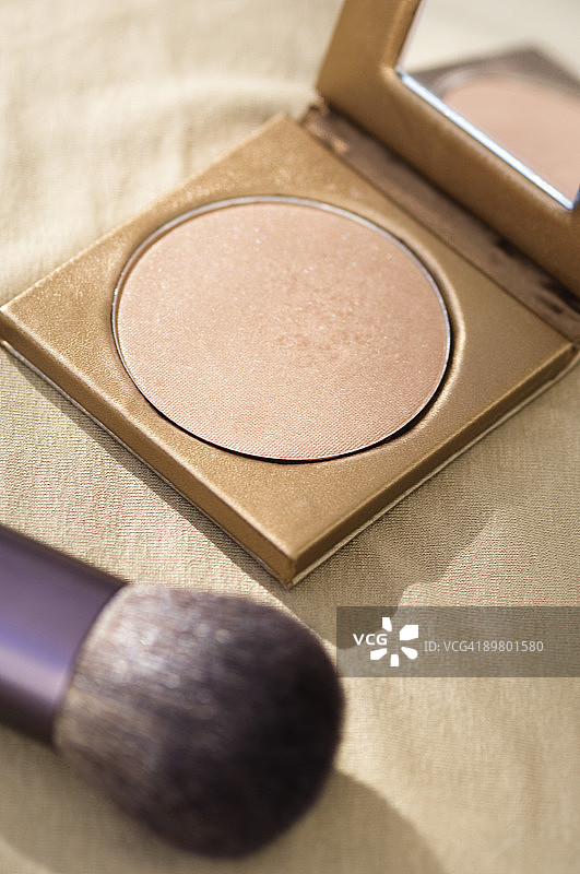 带有粉饼的化妆刷特写图片素材