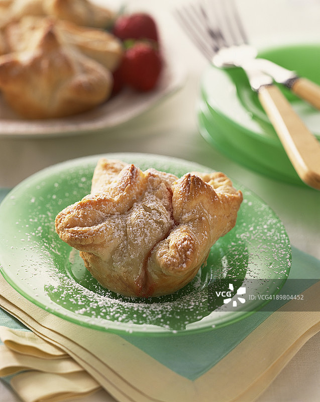 草莓泡芙图片素材