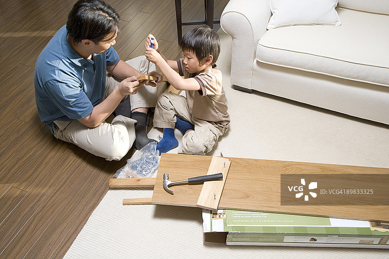 父子组装家具图片素材