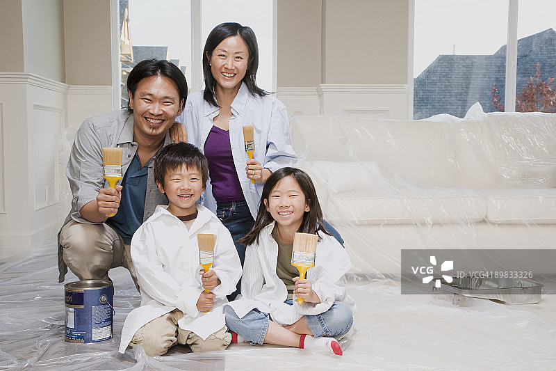 一家人在家里粉刷房间图片素材