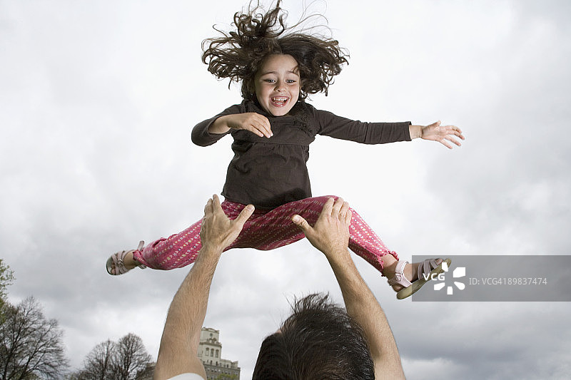 父亲将女儿抛向空中图片素材