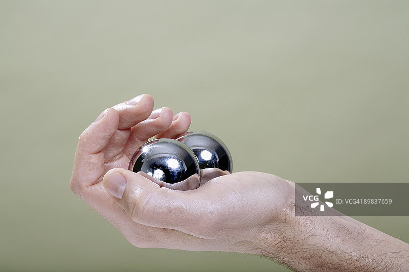 人手拿着中国健身球图片素材