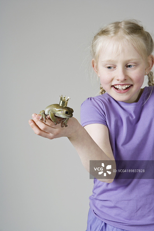 抱着青蛙王子的女孩图片素材