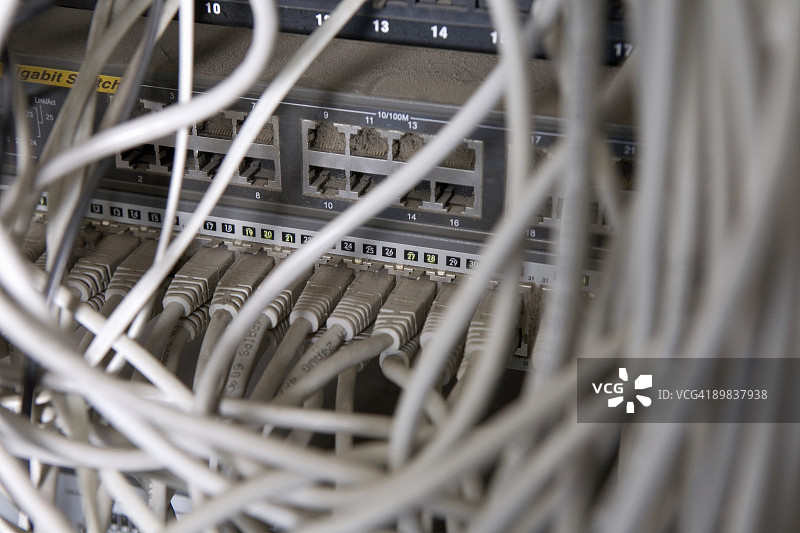 连接到网络服务器的电缆图片素材