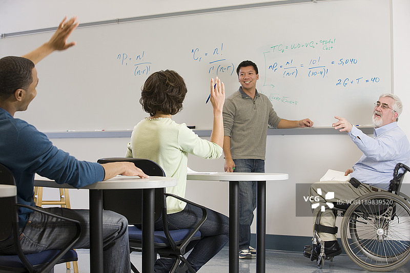 大学教授在教室里向学生提问图片素材