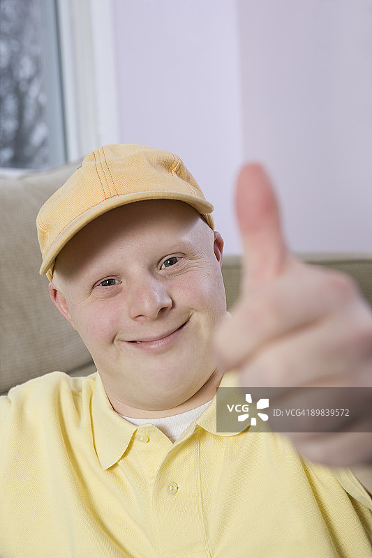 竖起大拇指的男人图片素材