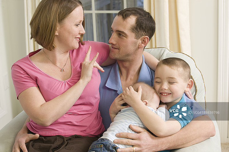女人用美国手语表达“我爱你”，与男人交流图片素材