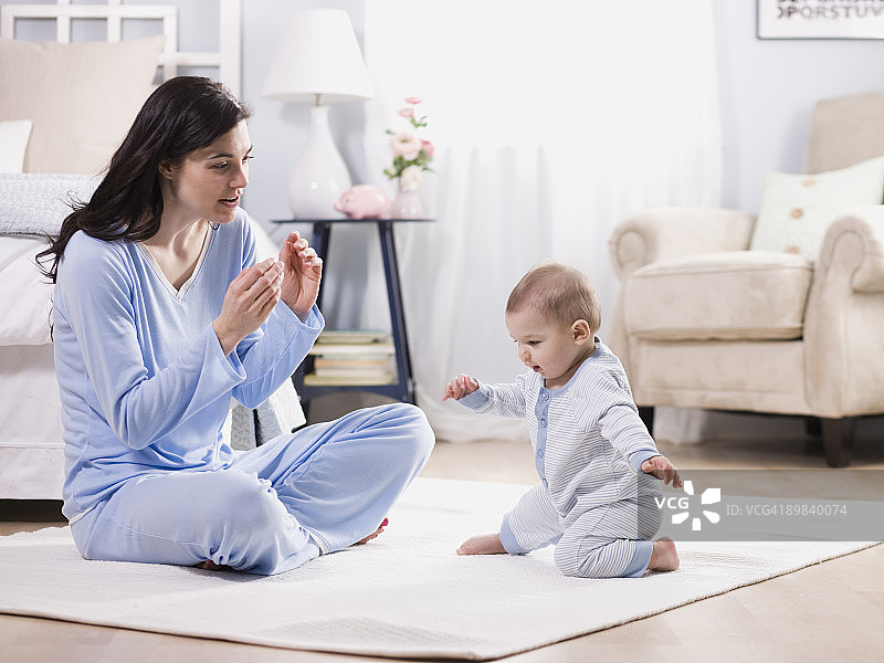 卧室里的母亲和婴儿图片素材