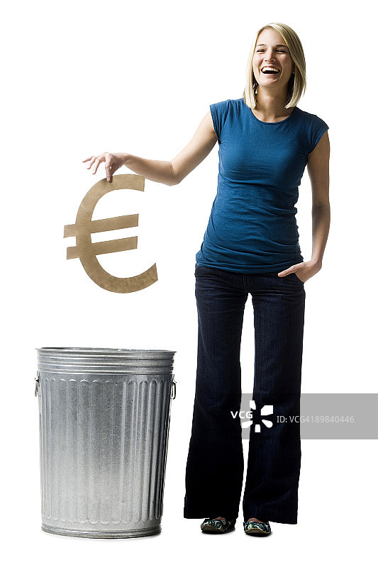 将欧元符号扔进垃圾桶的女人图片素材