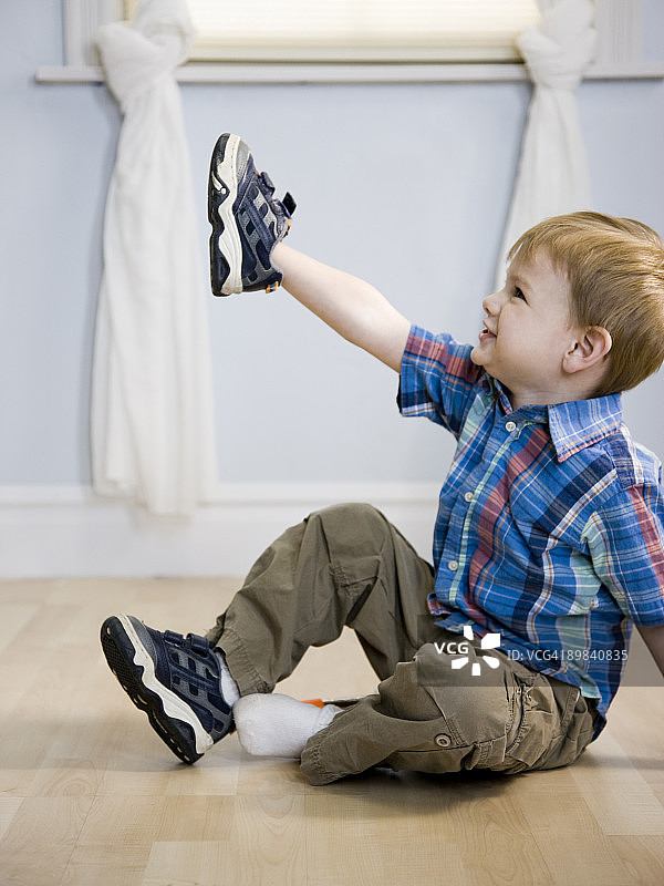 穿鞋的男孩图片素材