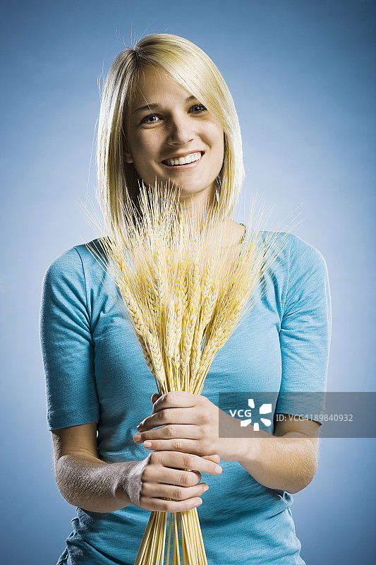 女人拿着小麦图片素材