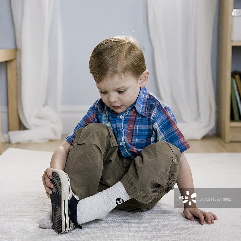 穿鞋子的小男孩图片素材