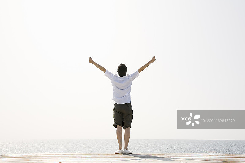 男人在海边伸展身体图片素材