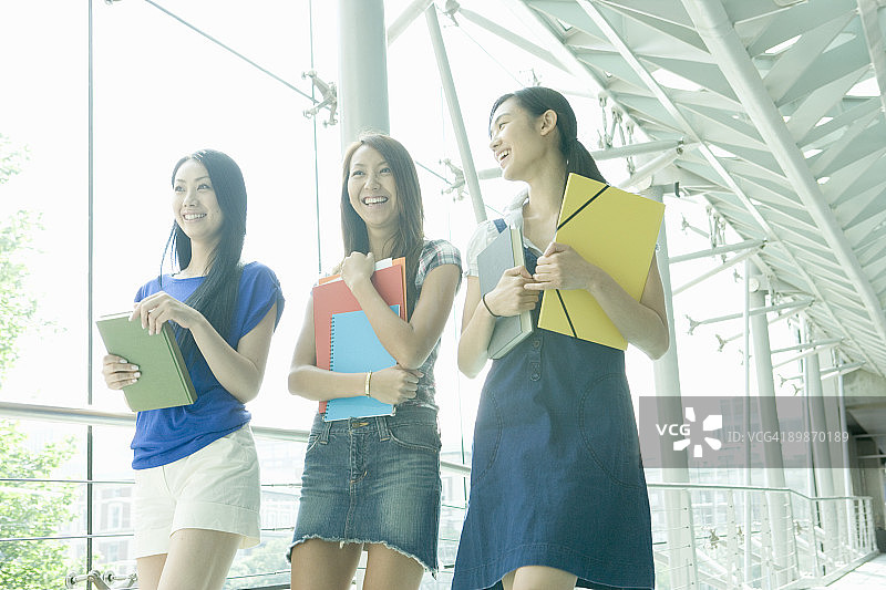 走在走廊上的女学生们图片素材