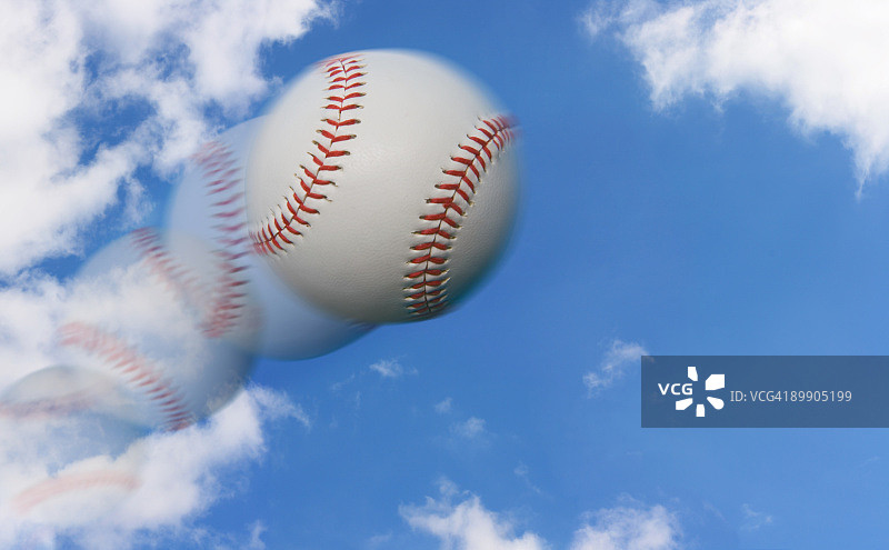 棒球飞过天空的多次曝光图片素材
