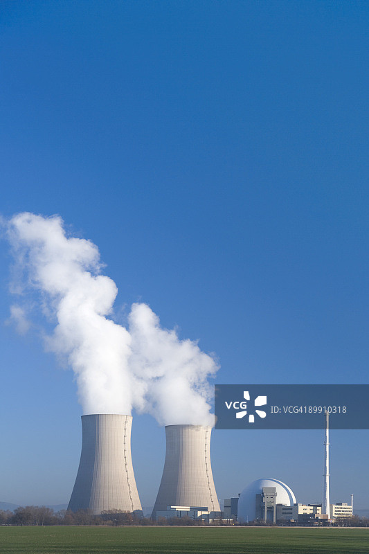 带有蒸汽冷却塔的格罗恩德核电站图片素材
