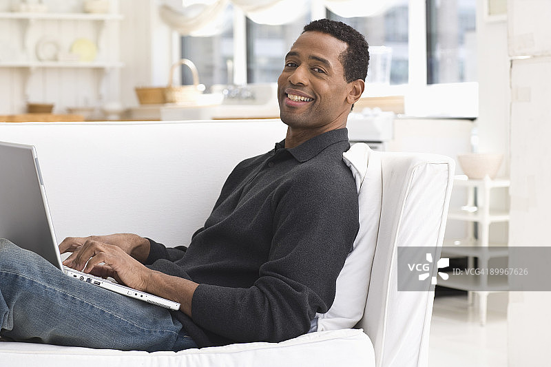 使用笔记本电脑的男子图片素材