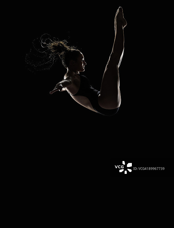 打开屈体位置的平台跳水运动员图片素材