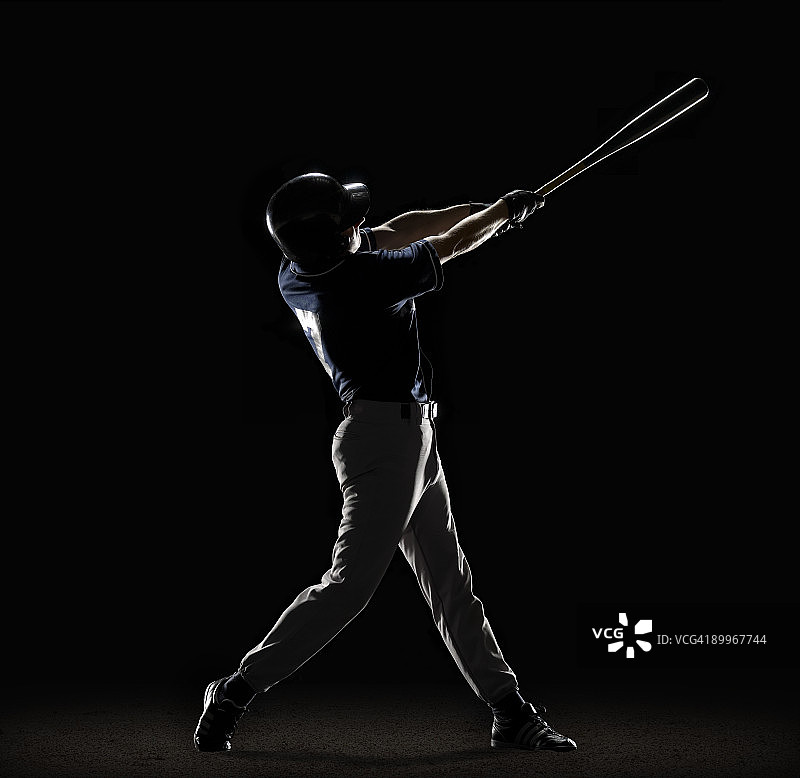 挥舞球棒的棒球运动员图片素材