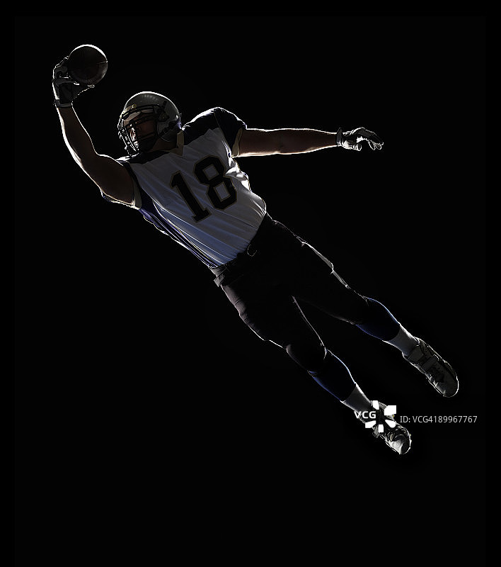 跳跃接球的美式橄榄球运动员图片素材