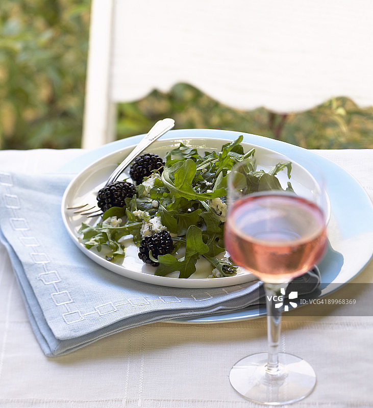 马里昂莓、蓝纹奶酪和芝麻菜沙拉图片素材