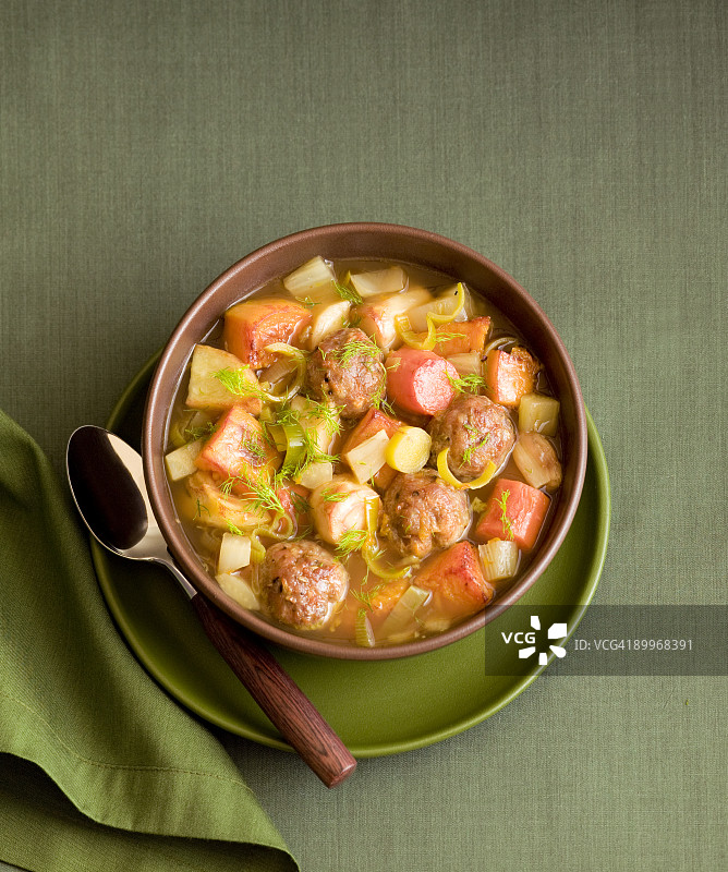 焦糖蔬菜丸子汤图片素材