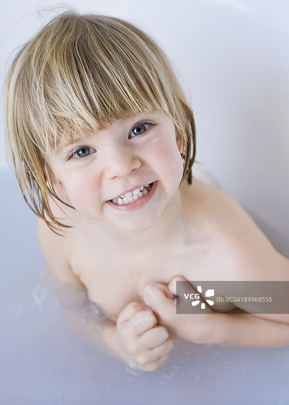 在浴缸里的小女孩图片素材