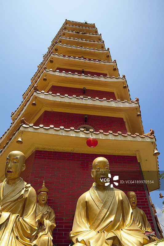 万佛塔和金色佛像图片素材