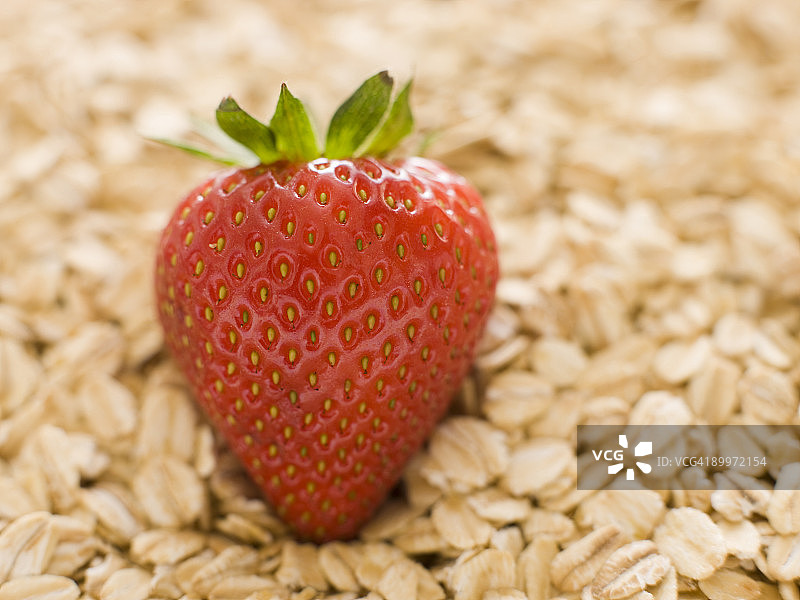 草莓和燕麦图片素材