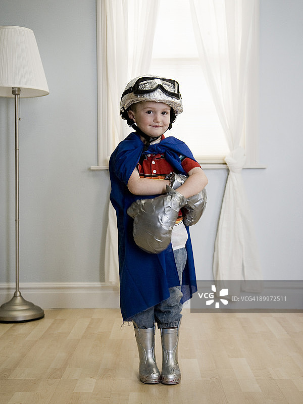 玩装扮游戏的小男孩图片素材