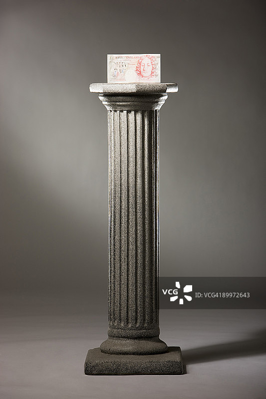 放在基座上的钱币图片素材