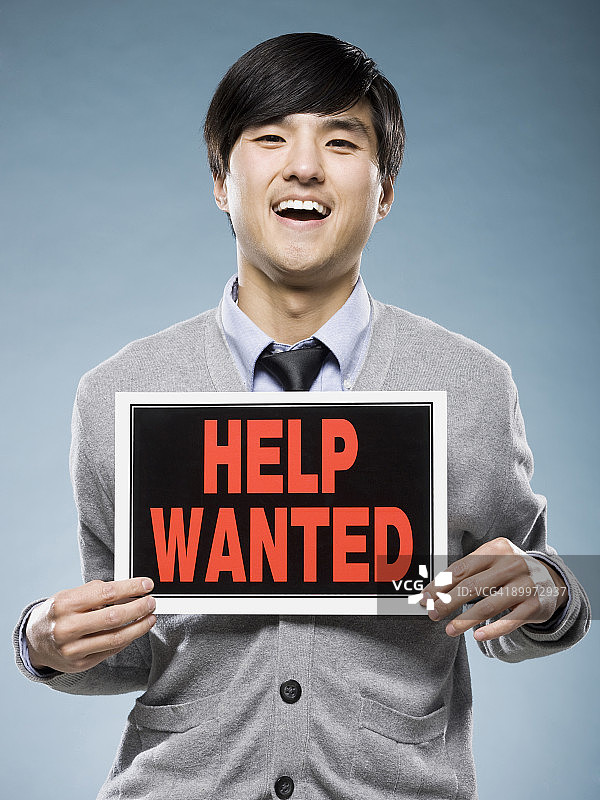 男人举着招聘标志图片素材