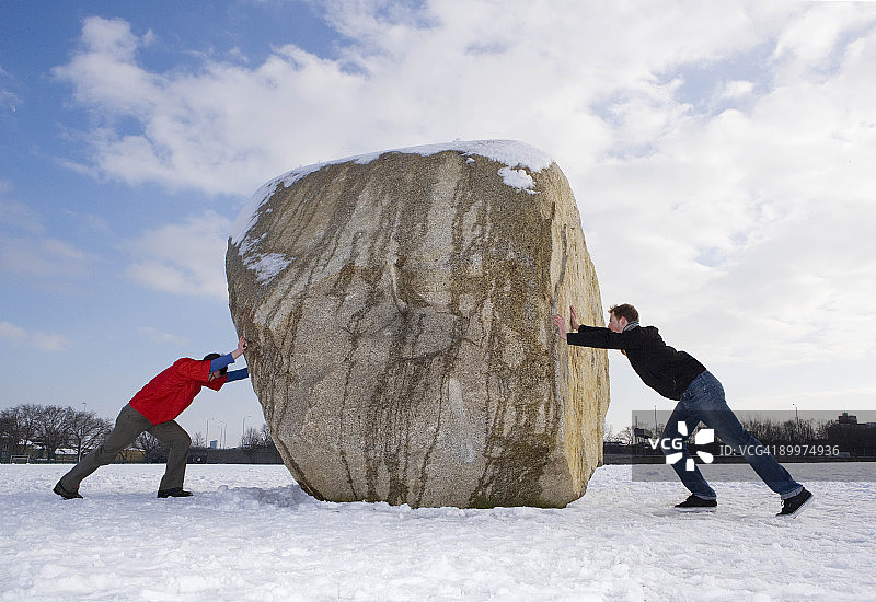两名男子推动巨石图片素材