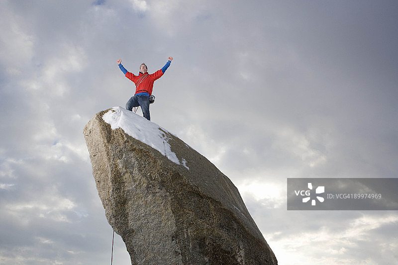 登山者在雪山顶峰庆祝图片素材