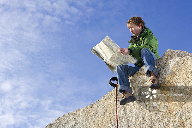 登山者正在看地图图片素材