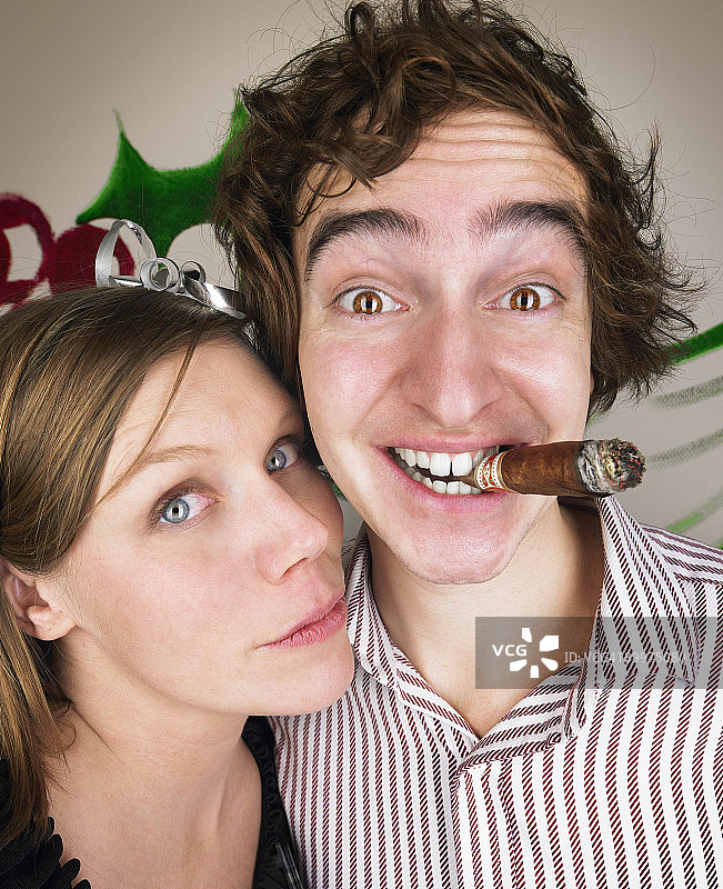 在圣诞派对上的夫妇图片素材