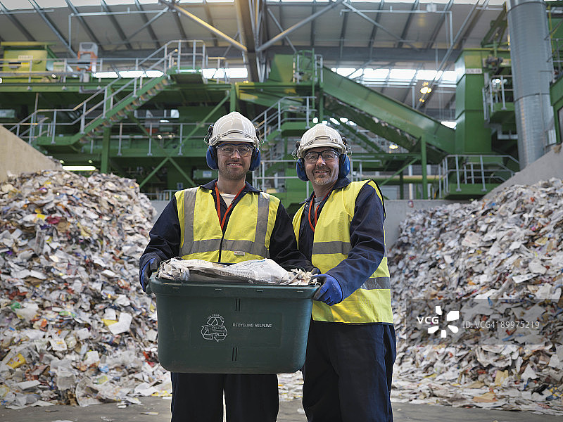 使用垃圾回收箱的工人图片素材