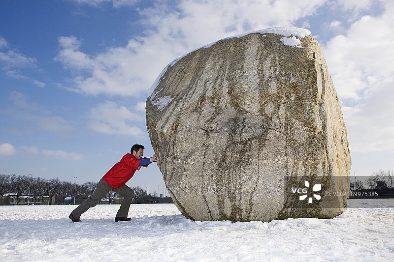 男人推巨石图片素材