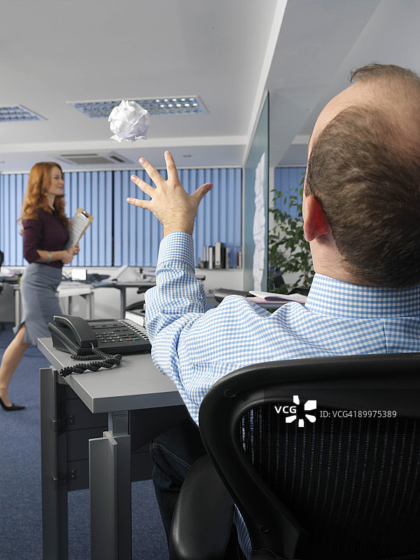 上班族扔纸团图片素材