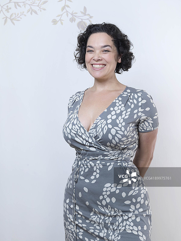 站起来微笑的健壮女人图片素材