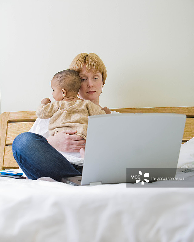 床上母婴图片素材