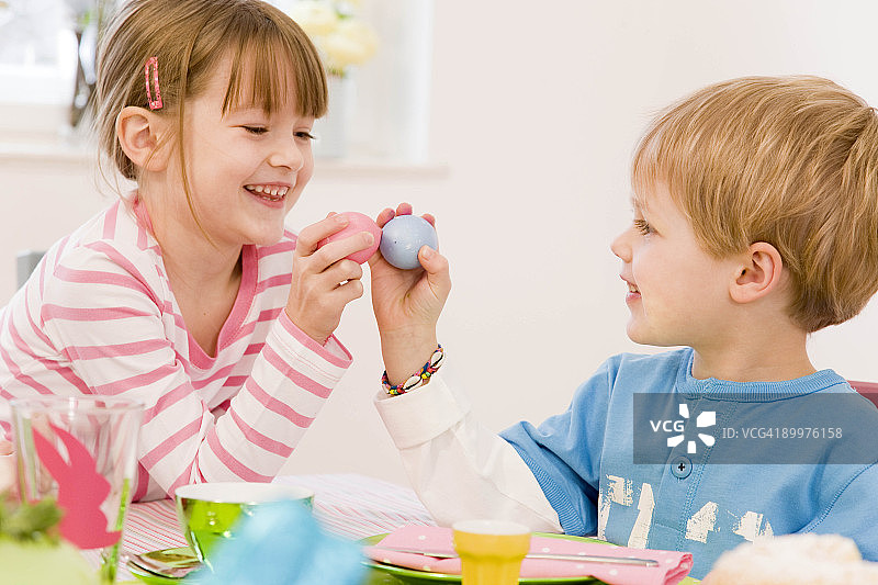 男孩和女孩一起画复活节彩蛋图片素材