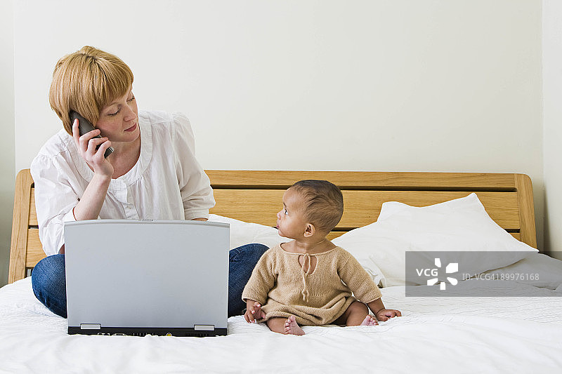 床上母婴图片素材