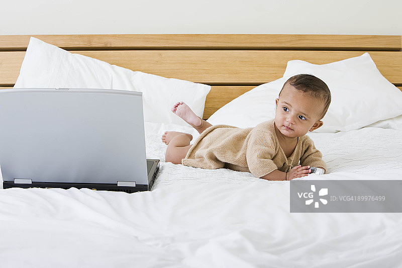 床上的婴儿图片素材