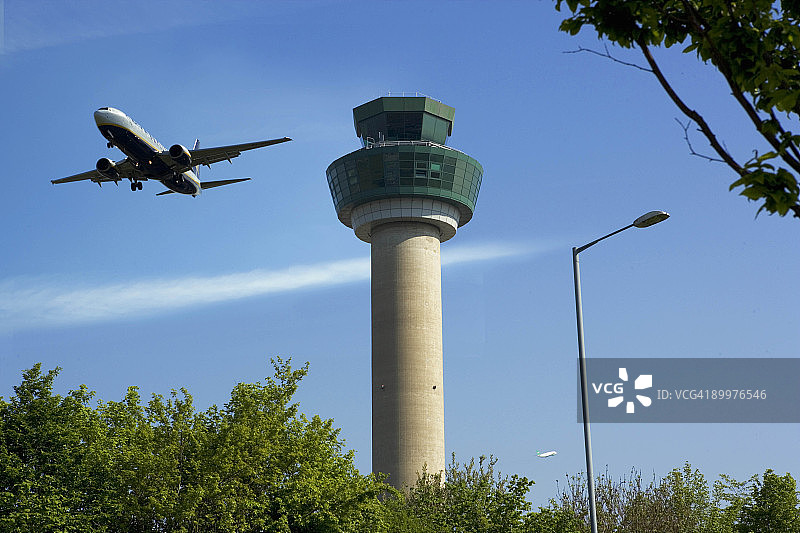 飞机起飞后上升图片素材